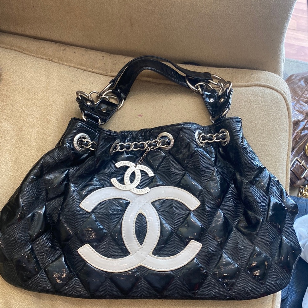 Black shoulder bag